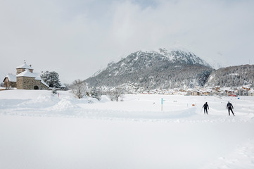 Fototapeta premium Silvaplana, Silvaplanersee, Langlauf, Langlaufloipe, Winter, Wintersport, Piz Julier, Julierpass, Alpen, Graubünden, Schweiz