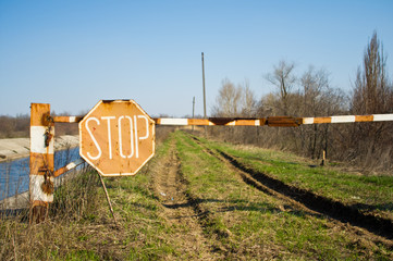 Закрытая грунтовая дорога