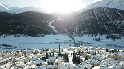 Dorf Zuoz im Winter