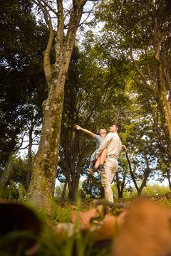 Pareja de enamorados bailan en mitad de un bosque al atardecer