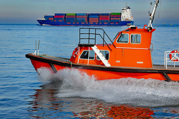 Lotsenschiff und Frachter vor Cuxhaven