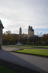 Fototapeta premium Im Hofgarten in München: Blick auf Dianatempel und Theatinerkirche 