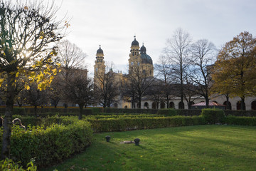 Obraz premium Im Hofgarten in München: Blick auf die Theatinerkirche 
