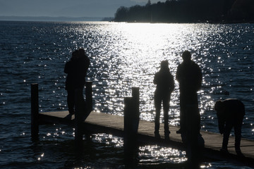 Menschen am Starnberger See im Winter