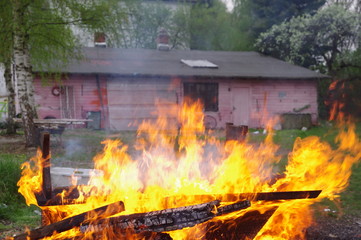 Feuer vor Haus Baracke Brand Flammen