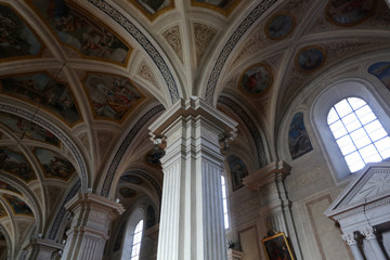 Naklejka premium Piliers. Collégiale Saint-Jacques-le-Majeur. Sallanches. / Pilars. Saint James's collegiate church. Sallanches.