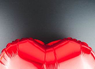 Globo en forma de corazón en diferentes posiciones en un fondo oscuro