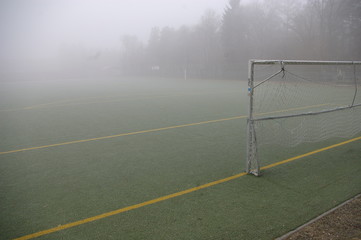 Fussballfeld im Herbst im Nebel soccer fog