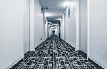 Obraz premium Narrow corridor in the luxury prestige hotel.