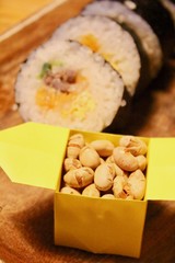 折り紙の箱に入った節分の豆