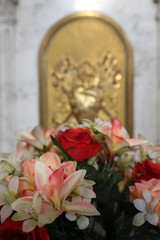 Bouquets de fleurs sur un autel. Collégiale Saint-Jacques-le-Majeur. Sallanches. / Bouquets of flowers on an altar. Saint James's collegiate church. Sallanches. 
