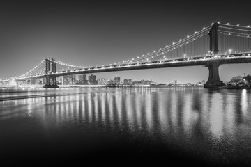 Fototapeta na wymiar The Manhattan Bridge at night, seen from Brooklyn Bridge Park, in Brooklyn, New York.