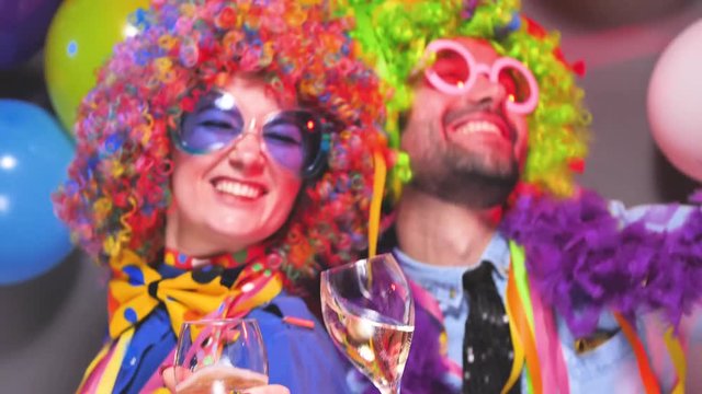 Karneval Party,Lachende Freunde in bunten Kostümen feiern Karneval. 4k Video slow motion 