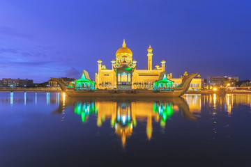 Fototapeta na wymiar Sultan Omar Ali Saifuddien Mosque in Brunei