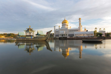 Fototapeta na wymiar Sultan Omar Ali Saifuddien Mosque in Brunei