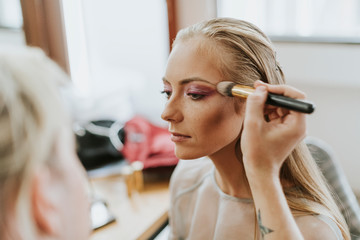 Model getting her makeup done © Rawpixel.com