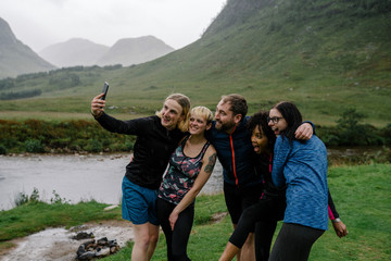 Obraz premium Group of athletes taking a selfie in the nature