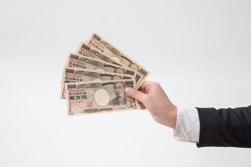5万円を持った手