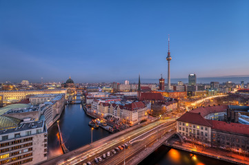 Obraz premium Centrum Berlina ze słynną wieżą telewizyjną o świcie