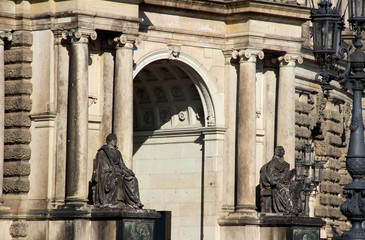 blick auf den eingangsbereich mit zwei statuen eines historischen gebäudes in dresden sachsen...