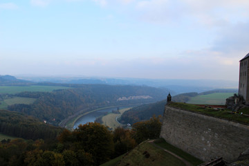 Fototapeta premium blick auf ein gebäude, den fluss und die natur in dresden sachsen deutschland fotografiert während eines urlaubs an einem schönen sommertag