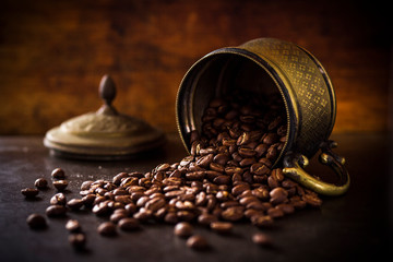 COFFEE BEANS ON A WOODEN BACKGROUND.   - obrazy, fototapety, plakaty