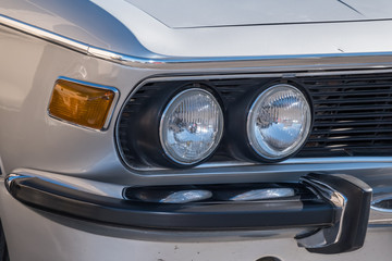 自動車のヘッドライト　Headlight of the car
