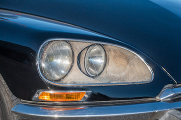 自動車のヘッドライト　Headlight of the car