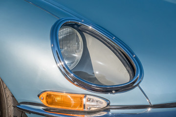 自動車のヘッドライト　Headlight of the car