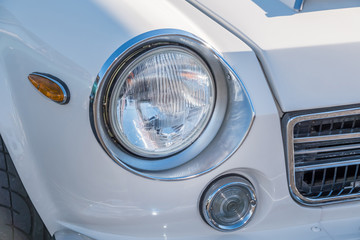 自動車のヘッドライト　Headlight of the car