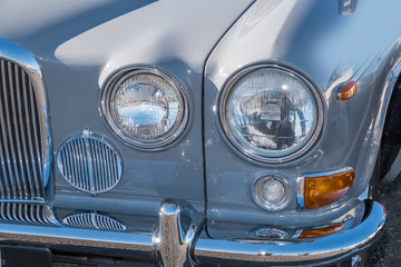 自動車のヘッドライト　Headlight of the car