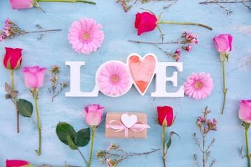 Obraz premium Geschenk mit Frühlingsblumen - flat lay Love - Muttertag Hochzeit Valentinstag 