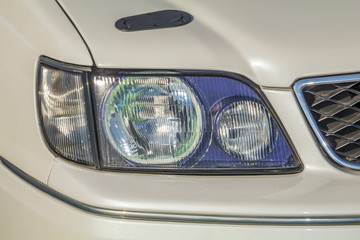 自動車のヘッドライト　Headlight of the car