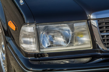 自動車のヘッドライト　Headlight of the car