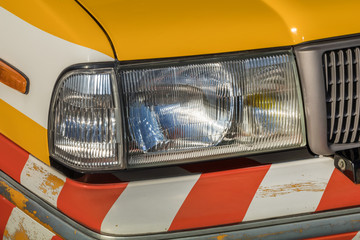 自動車のヘッドライト　Headlight of the car