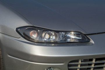 自動車のヘッドライト　Headlight of the car