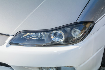 自動車のヘッドライト　Headlight of the car