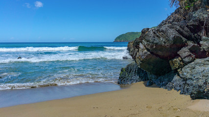 Felsen am Strand und Wellen in Punta Cana, Atlantik, nördlich des Äquators