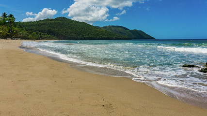 Fototapeta na wymiar Strand in der Karibik mit Bergen in Punta Cana, Atlantik, nördlich des Äquators