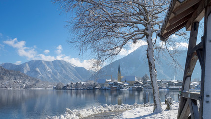 Blick von Rottach-Egern und die Kirche St. Laurentius
