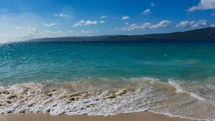 Fototapeta na wymiar Am Strand von Bacardi Insel - Isla Cayo Levantado in der Karibik