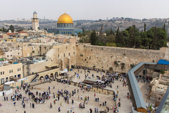 Blick auf die Klagemauer mit Felsendom in Jerusalem, Israel