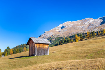 Fototapeta na wymiar Hütte auf der Plätzwiese vor dem Dürrenstein, Dolomiten, Südtirol 