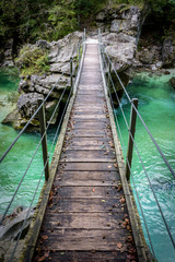Brücke über der Soca im Triglav Nationalpark in Slowenien