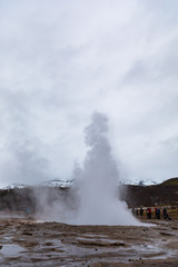 Geysir in Island bricht in einer Fontäne aus