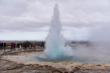 Geysir in Island bricht in einer Fontäne aus