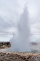 Geysir in Island bricht in einer Fontäne aus