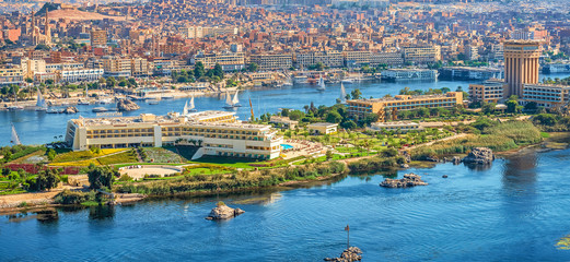 16/11/2018 Aswan, Egypt, view of the panorama of the city from the mountain of the west coast of the Nile on a sunny day - obrazy, fototapety, plakaty