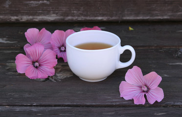 Tea or a cold-prepared macerate of flowers Malva mauritiana. The actual coloring that causes the plant dyes in response to lemon. A healing herbal drink helps with colds and a calm stomach.