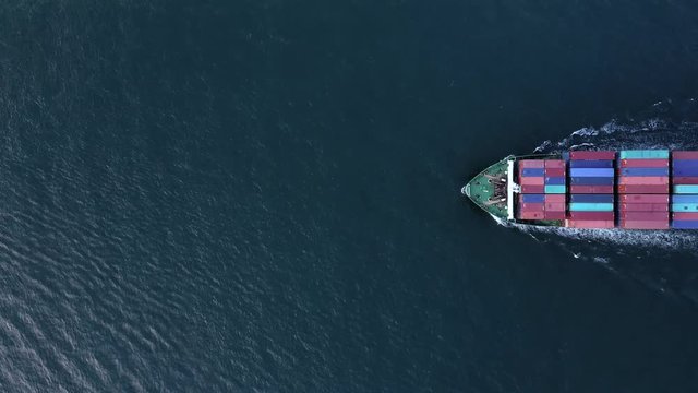 大型のコンテナ船が海を真直ぐに進んでいる